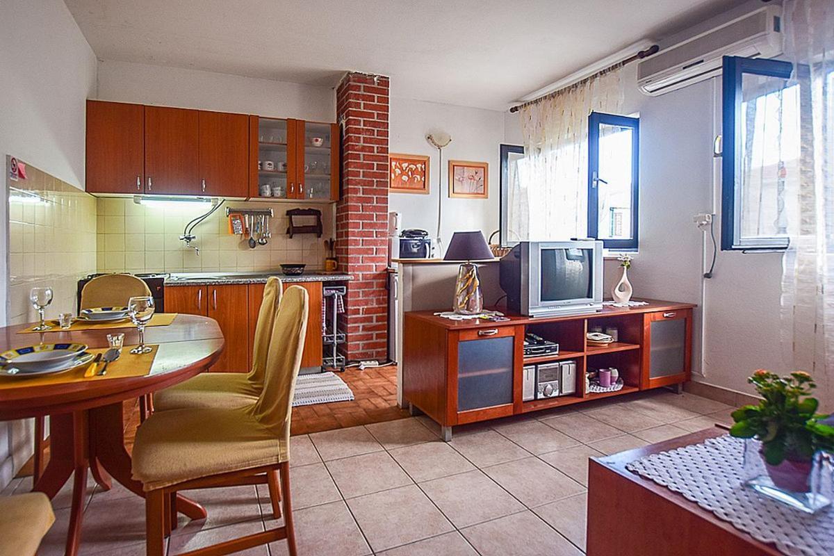 Apartments Derado Supetar Εξωτερικό φωτογραφία