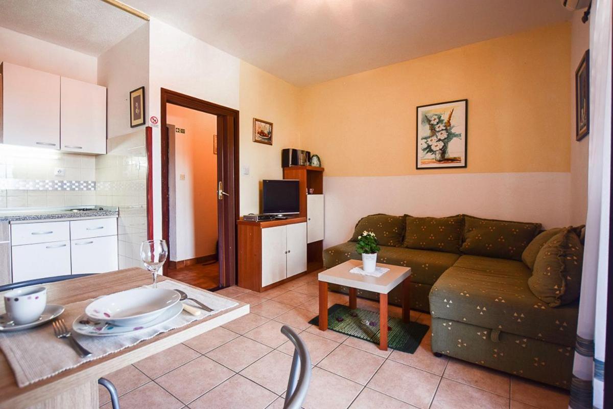 Apartments Derado Supetar Εξωτερικό φωτογραφία